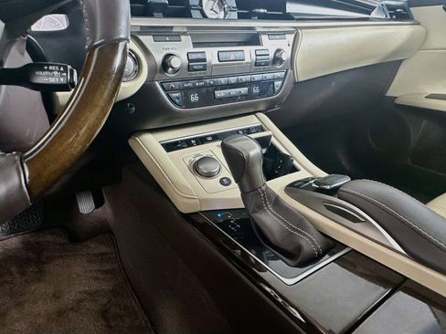 Used 2016 Lexus ES 350 w/ Luxury Package w/Wood Trim FWD image 25