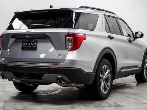 Used 2022 Ford Explorer XLT w/ Equipment Group 202A image 12