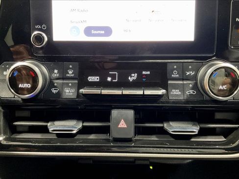 Used 2023 Toyota Highlander XLE AWD/4WD image 33