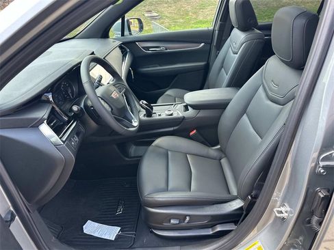 New 2025 Cadillac XT6 Luxury image 14