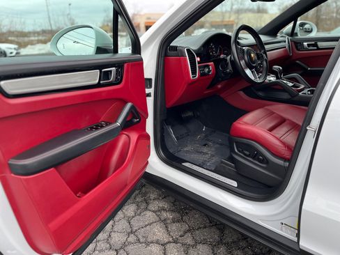 Used 2022 Porsche Cayenne Platinum Edition image 17