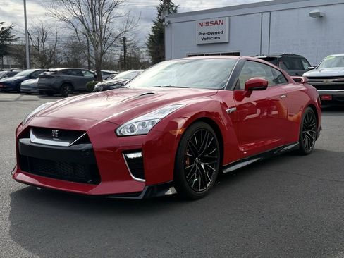 Used 2020 Nissan GT-R Premium w/ Premium Interior Package image 2