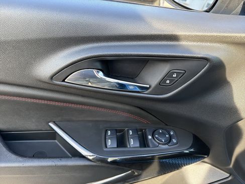Used 2025 Chevrolet Trax RS w/ Sunroof Package FWD image 16