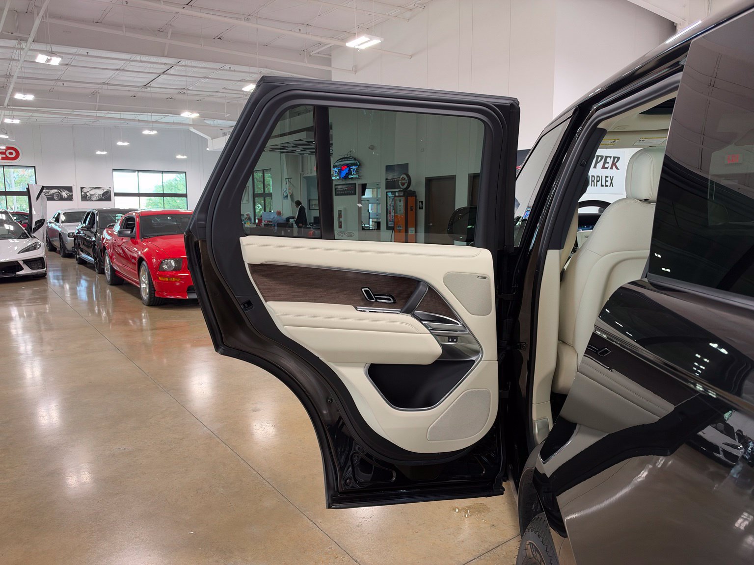 Used 2024 Land Rover Range Rover SE AWD/4WD image 32