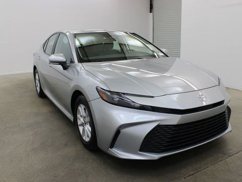 Used 2025 Toyota Camry LE image 6