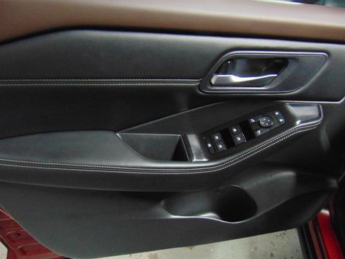 Used 2023 Nissan Rogue SV AWD/4WD image 8