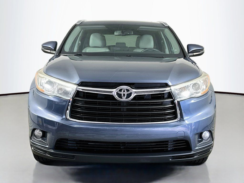 Used 2016 Toyota Highlander XLE FWD image 2