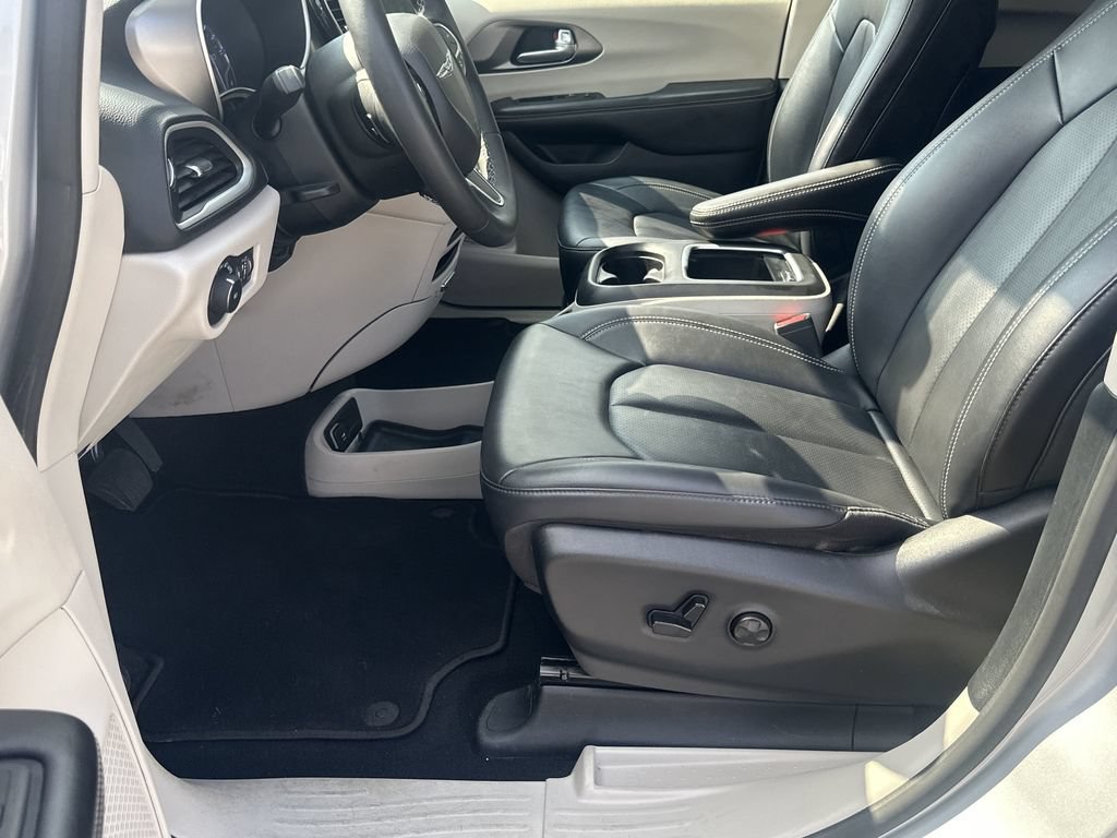 Used 2024 Chrysler Pacifica Touring-L FWD image 9