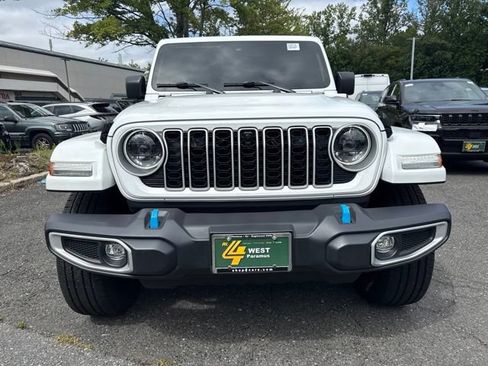 Used 2024 Jeep Wrangler Unlimited Sahara w/ Technology Group AWD/4WD image 2