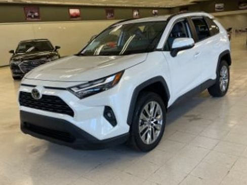 Used 2022 Toyota RAV4 XLE Premium FWD image 3