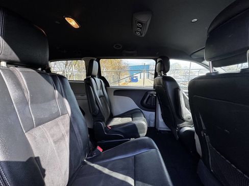 Used 2020 Dodge Grand Caravan SXT image 16