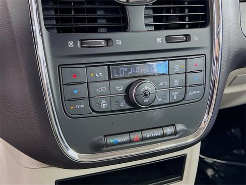 Used 2016 Chrysler Town & Country Touring-L image 14