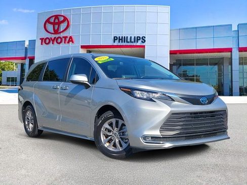 Used 2023 Toyota Sienna XLE image 1