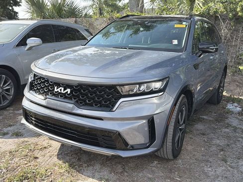 Certified 2023 Kia Sorento S w/ Panoramic Sunroof Package FWD image 3