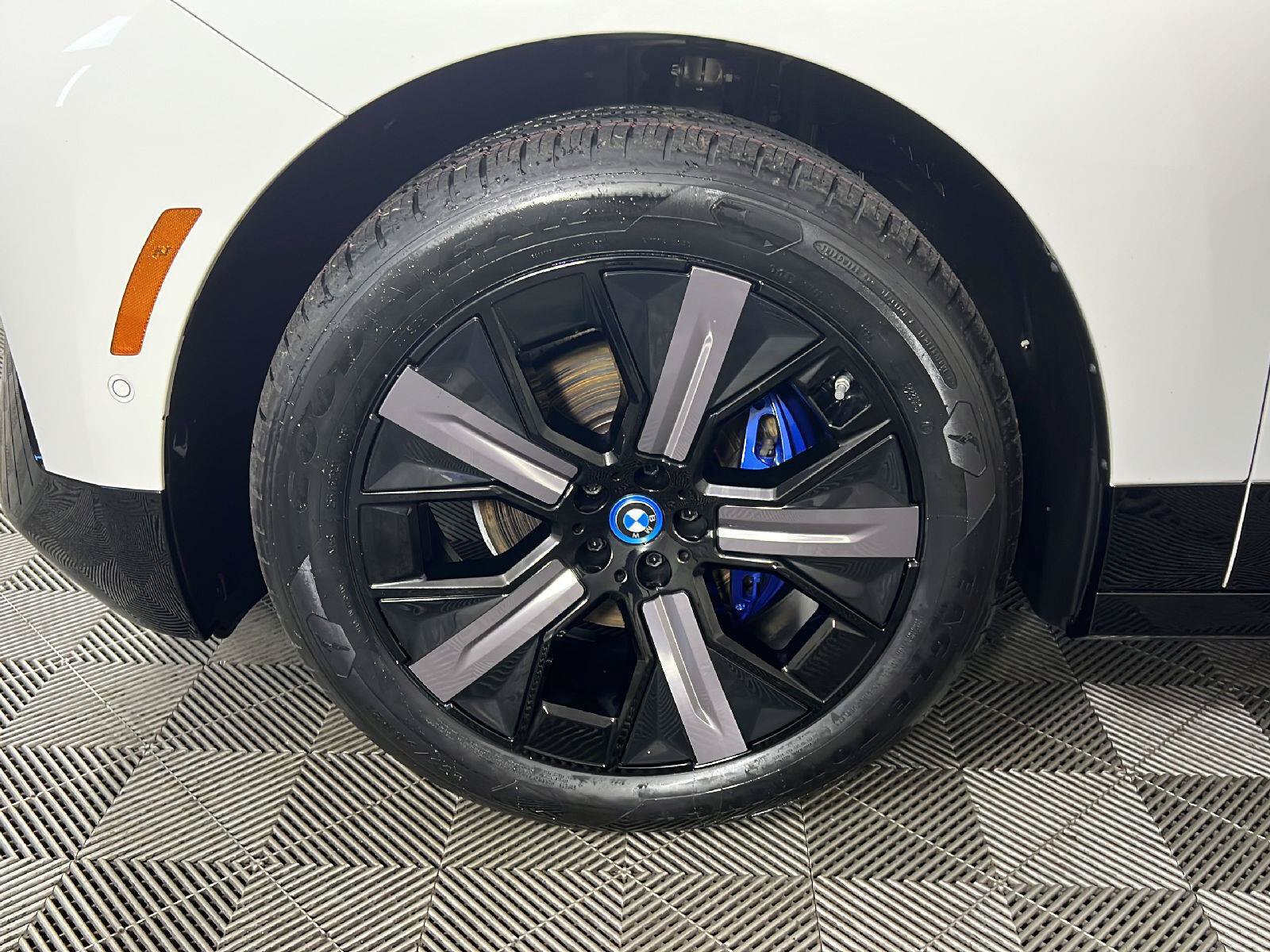 Used 2024 BMW iX xDrive50 w/ Premium Package AWD/4WD image 14