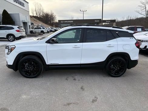 Used 2023 GMC Terrain SLE w/ Driver Convenience Package image 2