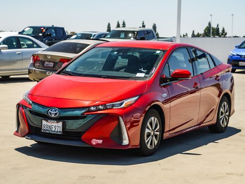Used 2017 Toyota Prius Prime Plus FWD image 3