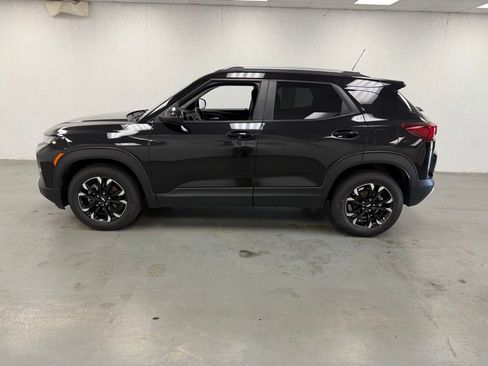 Used 2021 Chevrolet TrailBlazer LT w/ Convenience Package FWD image 2