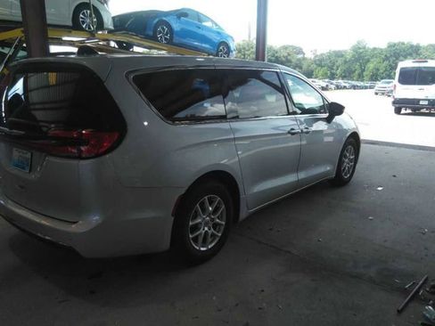 Used 2024 Chrysler Pacifica Touring-L FWD image 3