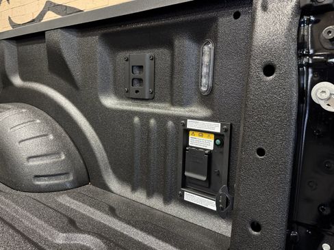 Used 2025 Ford F450 Platinum w/ FX4 Off-Road Package image 19