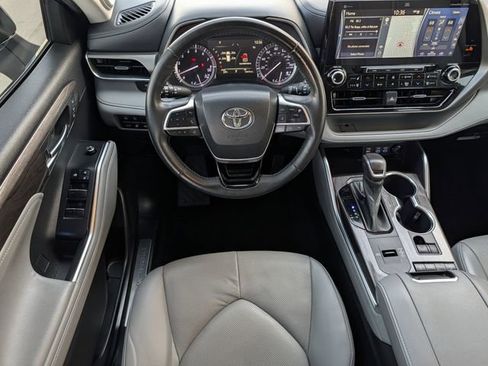 Used 2022 Toyota Highlander Limited image 12