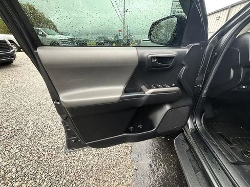 Used 2022 Toyota Tacoma SR5 AWD/4WD image 10