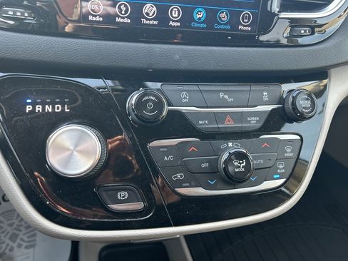 Used 2018 Chrysler Pacifica Touring-L Plus image 30