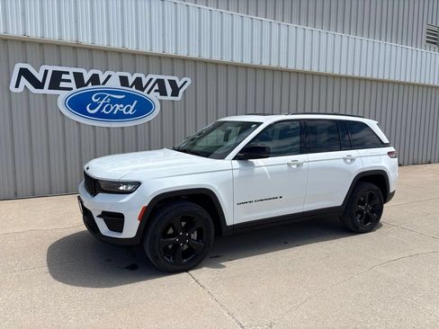 Used 2022 Jeep Grand Cherokee Altitude AWD/4WD image 1