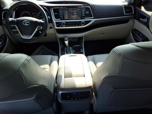 Used 2019 Toyota Highlander Limited FWD image 16