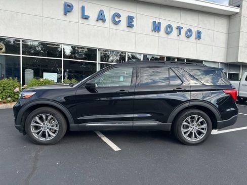 Used 2022 Ford Explorer XLT w/ Equipment Group 202A image 4