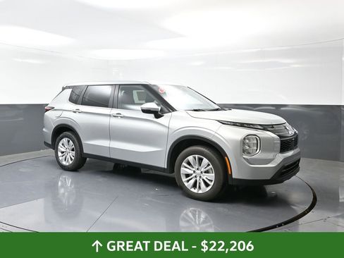 Used 2025 Mitsubishi Outlander ES image 3