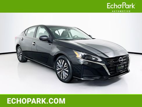 Used 2025 Nissan Altima 2.5 SV image 1