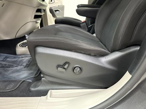 Used 2022 Chrysler Voyager LX FWD image 5