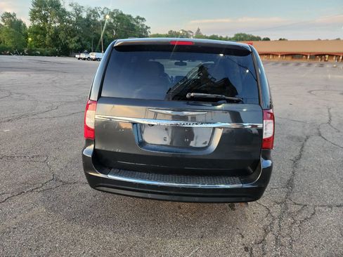 Used 2012 Chrysler Town & Country Touring-L w/ Entertainment Group #2 FWD image 5
