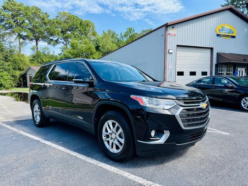 Used 2020 Chevrolet Traverse LT FWD image 1