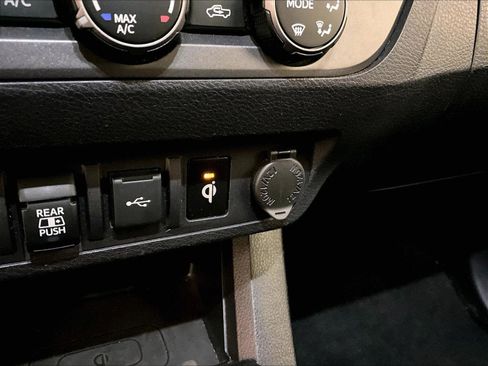 Used 2020 Toyota Tacoma TRD Off-Road image 32