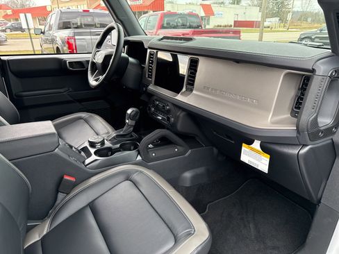 New 2025 Ford Bronco Outer Banks w/ Sasquatch Package AWD/4WD image 30