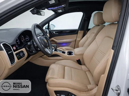 Used 2023 Porsche Cayenne w/ Premium Package AWD/4WD image 6