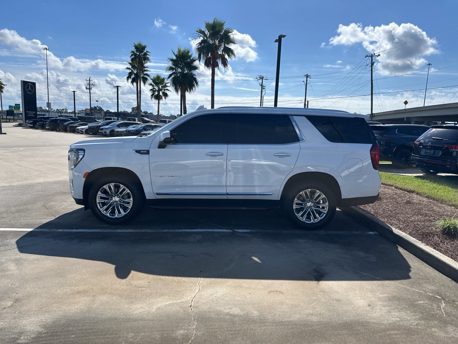 Used 2021 GMC Yukon SLT RWD image 1