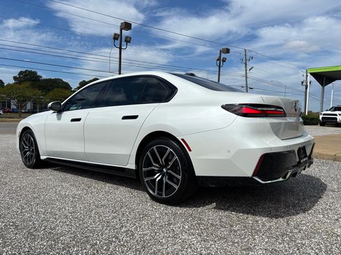 Used 2023 BMW 740i image 4