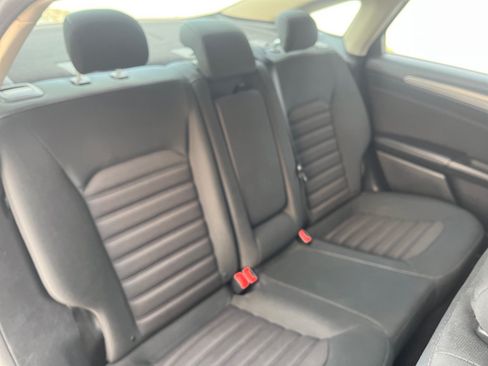 Used 2018 Ford Fusion SE FWD image 18