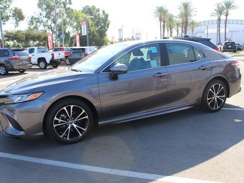 Used 2020 Toyota Camry SE FWD image 6