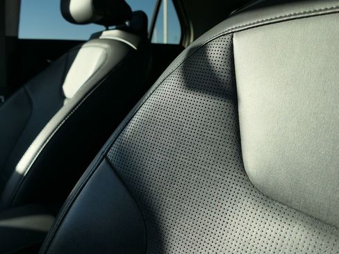 Used 2023 Kia Niro SX image 12