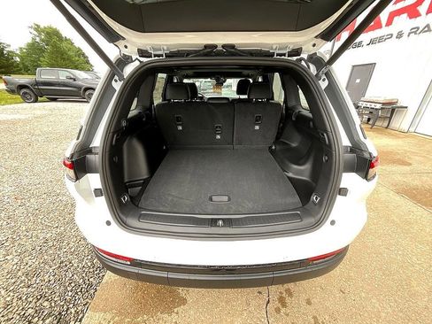 New 2025 Jeep Grand Cherokee Altitude image 8