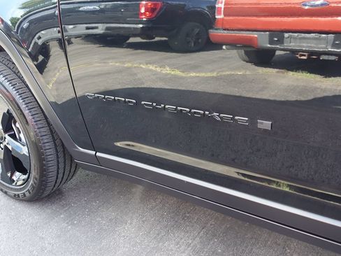 Used 2024 Jeep Grand Cherokee Altitude AWD/4WD image 12
