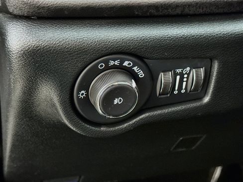 Used 2026 Chrysler Pacifica Select FWD image 12