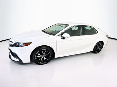 Used 2024 Toyota Camry SE FWD image 4
