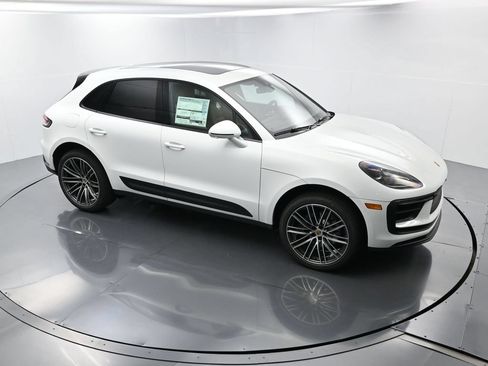 Certified 2025 Porsche Macan AWD/4WD image 40