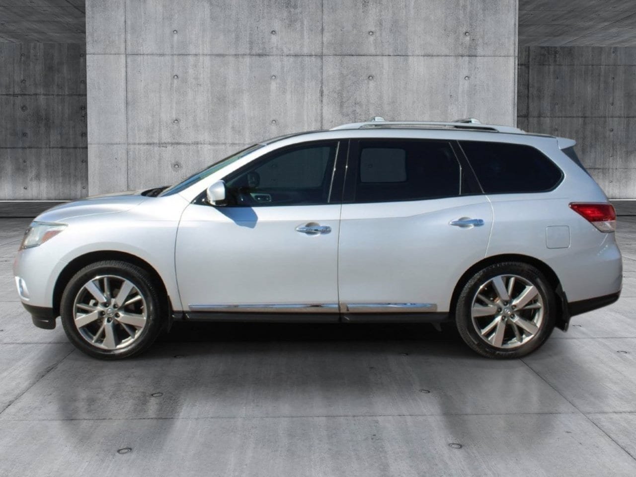Used 2014 Nissan Pathfinder Platinum w/ Platinum Premium Package AWD/4WD image 2