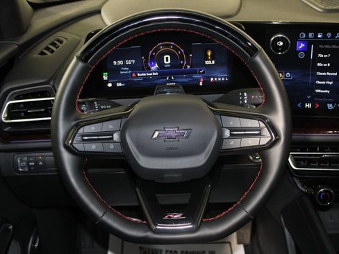 Used 2025 Chevrolet Traverse RS image 16